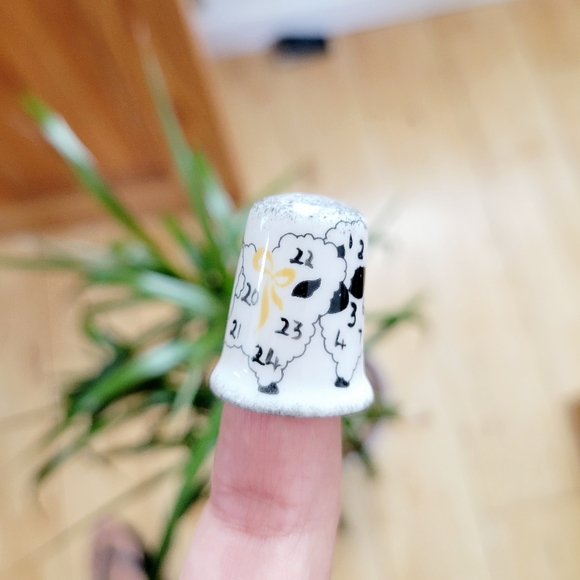 Vintage "Counting Sheep" Dream China Thimble - Picture 6 of 10